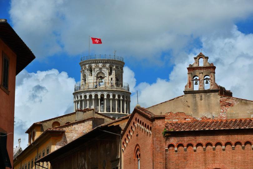 Tarihi Pisa merkezinden kulenin görünümü - Kulede kentin bayrağı asılıdır.