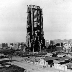 1920 yılında Sagrada Familia. Gaudi Doğuş Cephesi'ni bitirmek üzeredir.