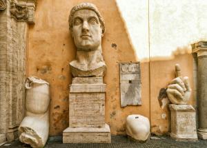 İmparator Büyük Konstantin'in Maxentius Bazilikası'ndaki dev heykeline ait parçalar, Palazzo dei Conservatori avlusu, Kapitolin Müzesi, Roma, İtalya