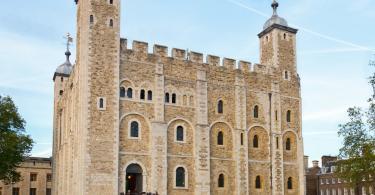 Beyaz Kule - Londra Kalesi içindeki ana kale.1080'lerin başında Fatih William tarafından yaptırılmış ve daha sonra genişletilmiştir