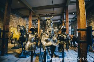 Londra Kalesi içindeki silah ve zırh sergisi. Alanında dünyadaki en büyük koleksiyonlardan birisidir