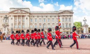 Buckingham Sarayı Nöbet Değişimi'nden bir kare.