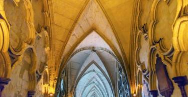 Cloisters İç Kemerleri - Westminster Abbey. Manastır İngiliz Monarşisinin mezarlığı konumundadır.