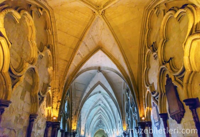 Cloisters İç Kemerleri - Westminster Abbey. Manastır İngiliz Monarşisinin mezarlığı konumundadır.