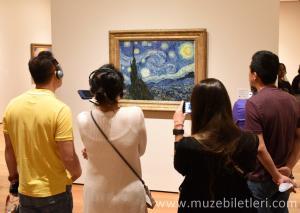 Vincent Van Gogh'un The Starry Night - Yıldızlı Gece eseri müzede 4'üncü katta yer almaktadır. Bu eseri görmeden çıkmamanızı öneririz.