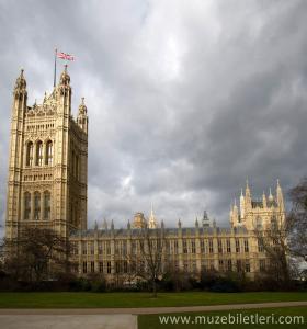 Westminster Abbey - Bulutlu bir günde muhteşem manzarasıyla.