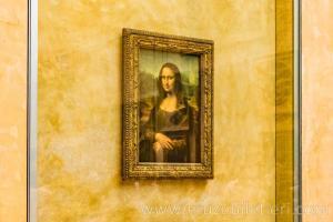 Kurşun Geçirmez camların ardına sergilenen Mona Lisa, Louvre Müzesi.