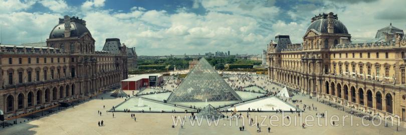 Louvre Müzesi - Panoramik Görünüm