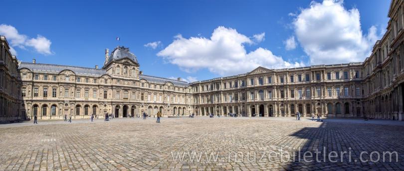 Louvre Müzesi - Panoramik Görünüm