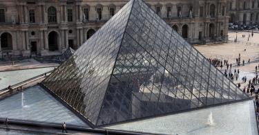Louvre Müzesi Piramidi