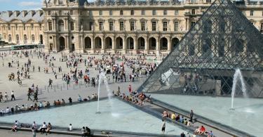 Louvre Müzesi Piramidi