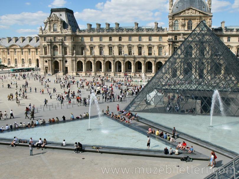 Louvre Müzesi Piramidi