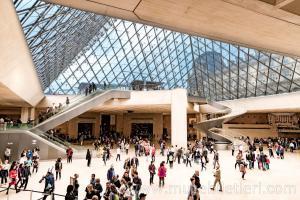 Louvre Müzesi'nin Ana girişi - Louvre Piramidi.