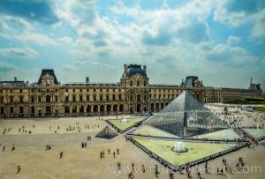 Louvre Piramidi'nin Louvre Müzesi içinden panoramik görünümü.