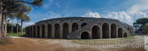 Pompeii Amfitiyatrosu'nun dıştan panoramik görünümü.