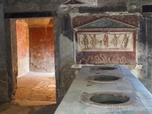 Thermopolium of Vetutius Placidus - Pompei Antik Kenti. Görselde yemeklerin ısıtıldığı ocakları görebilirsiniz. Mükemmel bir şekilde korunmuş.