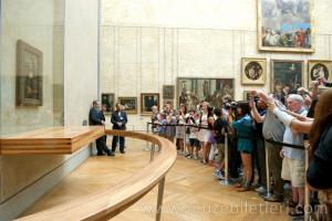 Özellikle yoğun saatlerinde gelirseniz Mona Lisa'yı görmeniz oldukça zorlaşabilir. Özellikle Japon turistlerin yoğun ilgisi var.