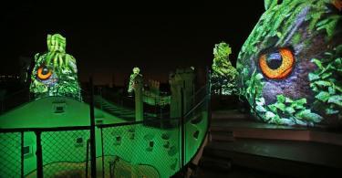 Casa Mila (La Pedrera) gece biletinden bir kesit. Gece ziyareti kalabalıktan hoşlanmayanlar ve balayı çiftleri için güzel bir deneyim olabilir.