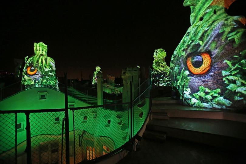 Casa Mila (La Pedrera) gece biletinden bir kesit. Gece ziyareti kalabalıktan hoşlanmayanlar ve balayı çiftleri için güzel bir deneyim olabilir.