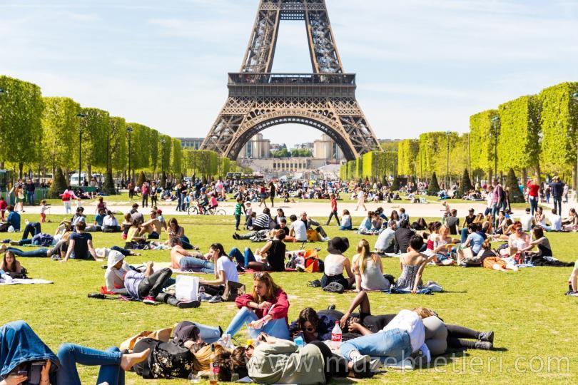 Champ de Mars alanında güneşli bir gün ve Eyfel Kulesi