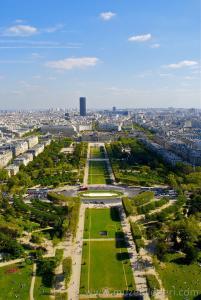 Champ de Mars'ın Eyfel Kulesi ikinci katından görünümü