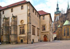 Eski Kraliyet Sarayı'nın Dışarıdan Genel Görünümü - Prag Kalesi Rehberi