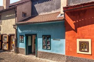 Golden Lane - Altın Yolda'da yer alan Franz Kafka'nın 22 no'lu evi. - Prag Kalesi, Çekya.