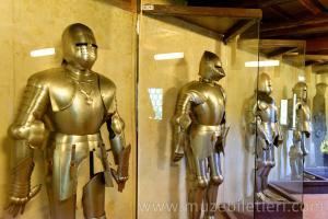 Prag Kalesi Altın Yol'da (Golden Lane) ziyaret edebileceğiniz bir Ortaçağ Silah-Zırh Müzesi de bulunuyor.