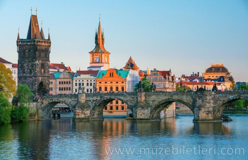 Vltava nehrinden Karl Köprüsü ve Prag Manzarası