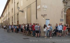 Galleria dell'Accademia bilet kuyruğunun bir bölümü.