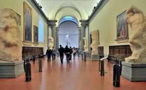 Mahkumlar Salonu'nda sergilenen Michelangelo’nun bitmemiş eserleri ve ileride sizi bekleyen Davut Heykeli - Akademi Galerisi