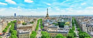 Paris Zafer Takı'nın terasından panoramik Paris manzarası ve Eyfel Kulesi'nin görünümü.