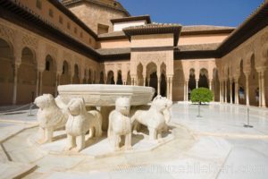 Nasri Sarayı avlusundaki aslanlı havuz - El Hamra Sarayı