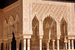 Nasri Sarayı duvar süslemeleri benzersizdir - El Hamra Sarayı