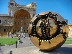 Sphere with Sphere heykeli - Cortile della Pigna