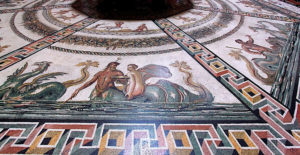 Yuvarlak Oda'nın zemininde yer alan mozaik taban.