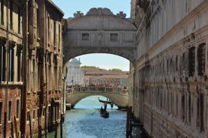 Venedik Ahlar Köprüsü Gondol