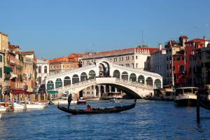 Rialto Köprüsü - Büyük Kanal ve bir Venedik Gondolu