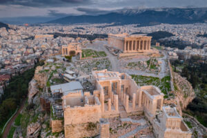 Atina Akropolü, Athena Nike Tapınağı, Parthenon, Hekatompedon Tapınağı, Zeus Polieus Kutsal Alanı, Herodes Atticus Odeonu, Erechtheion'un gün batımında havadan görünümü