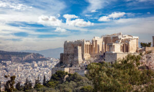 Atina, Yunanistan. Akropolis propylaea propylea veya propylaia giriş kapısı ve Agrippa anıt kaidesi, Philopappos Tepesi'nden görünüm.